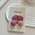 Ensemble de barrettes à fleurs et élastiques à cheveux en rose et bleu sur carte - Style floral rose