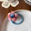 Elastico per capelli con fiore di velluto rosa e centro blu su piatto in ceramica - Elastico per capelli / Scrunchie Fiore Rosa