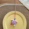 Pendentif étoile en tissu rose fait main avec pompons colorés et cordon en daim assorti - Étoile de Mer