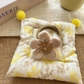 Élastique à cheveux fleur en velours beige avec détails brodés raffinés - Fleur Beige