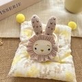 Chouchou lapin en peluche violet avec tissu à volants et détails du visage brodés - Lapin Beige