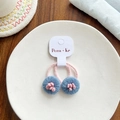 Élastiques à cheveux fleurs tricotés bleus avec pompons roses pour bébés - Fleur Bleue