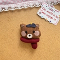 Spilla orsetto in maglia marrone con cappello blu e sciarpa rossa su pizzo vintage - Orso con sciarpa