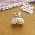 Broche lapin kawaii en tissu beige avec oreilles fleuries et petit grelot doré - Lapin avec cloche