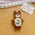 Spilla orsetto in velluto a coste marrone con ricamo floreale e imbottitura morbida - Stile Orso Marrone