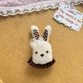Broche lapin en tissu faite main crème avec oreilles à pois et détail robe en dentelle - Style Lapin avec Perle Artificielle