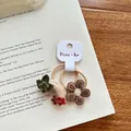 Détail d'accessoires de cheveux tricotés à la main avec fleurs et lune sur carte - Élastique Fleur Arc-en-ciel Beige