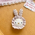 Broche lapin en tissu mignon avec visage en velours beige et bordure en dentelle - Lapin gris beige