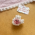 Broche mignonne en tissu animal avec broderie rose dans un décor de style Zakka - Personnage rose