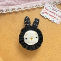 Mignonne broche lapin rayée pour enfants avec dentelle noire et texture velours - Lapin noir