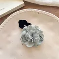 Détail de la pince à cheveux fleurie avec couches vert clair et base en velours doux - Barrette Fleur Vert Clair