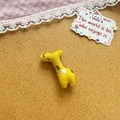 Mignonne broche girafe jaune en peluche et tissu tricoté pour accessoire enfant - Style Girafe