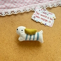 Mignonne broche en peluche animalière blanche avec détails jaunes et broderie - Chien heureux