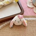 Spilla a coniglio in tessuto fatta a mano con ricami floreali rosa e imbottitura - Coniglio con Fiore Rosa (NK1218)