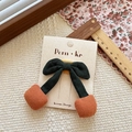 Barrette à cheveux en tissu faite main avec nœud vert foncé et breloques orange - Cerise