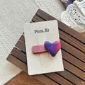 Detail einer pinkfarbenen und weinroten Herz-Haarklammer aus Stoff auf einer Displaykarte - Herz Haarspangen Set