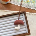 Dettaglio del ciondolo a fungo in tessuto fatto a mano con motivo a pois marroni - Forma di Fungo (NK1277)