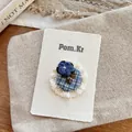 Detail der Brosche mit Karomuster, Häkelblume, Metall-Katzenanhänger und Spitze - Haarclip / Blaue Spitze Haarspange