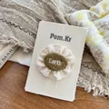 Détail de la broche brodée Earth vert olive avec bordure en dentelle beige élégante - Pince à Cheveux Dentelle Lettre Vert