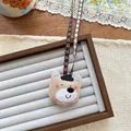 Vista dettagliata di un ciondolo a forma di orso bruno con un grazioso cappello a cilindro - Forma di Orso Bruno (NK1277)
