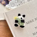 Dettaglio di un grazioso fermaglio per capelli a forma di panda 3D in peluche - Spilla Panda