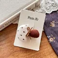 Detailansicht einer handgemachten Pilz-Haarklammer aus Stoff mit süßem Blumenmuster - Beige Pilz Haarspange