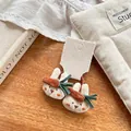 Primer plano de coleteros de felpa con forma de conejo y bordado de zanahoria naranja - Goma de Pelo Conejo