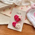Détail de barrettes à carreaux rouges faites main avec dentelle et perles - Style Dentelle Fleur Cœur