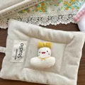 Pochette en toile beige matelassée avec broderie cartoon et nœud papillon jaune - Broche / Broche Canard Jaune