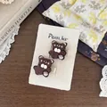 Detalle de dos pinzas para el pelo de osito de peluche marrón con lazos blancos - Clip de Oso Marrón Café