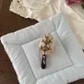 Dettaglio della spilla in tessuto ricamata a mano a forma di fungo con motivi floreali - Albero Cachi (NK1352)