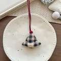 Dettaglio di un ciondolo ad albero di Natale in tessuto fatto a mano con pompon rosso e quadri - Collana Albero di Natale a Quadri