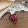Dettaglio dell'elastico per capelli a fungo fatto a mano con fiocco rosso e quadri - Elastico a Fungo a Pois