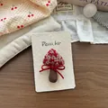 Dettaglio di un accessorio per capelli a fungo in tessuto floreale rosso fatto a mano su carta - Fermaglio per Capelli Fungo Floreale