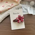 Dettaglio di un fermaglio per capelli in tessuto floreale rosso fatto a mano su legno - Fermaglio per Capelli Fiore Floreale