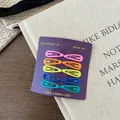 Detailliertes Set mit 10 bunten BB-Haarklammern aus Metall in fünf Farben auf Karte - Tropföl-Rosa-Serie-Stil