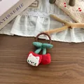 Dettaglio dell'elastico per capelli in tessuto a ciliegia con ricamo di gatto - Elastico per capelli / Ciliegia Rossa