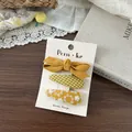 Lot de trois barrettes brodées de fleurs style coréen présentées sur un fond bois rustique - Ensemble de 3 / Série Jaune