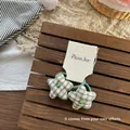 Détails des chouchous étoiles à carreaux verts sur plateau en bois pour filles style rustique - Chouchou Étoile Vert