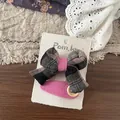Dettaglio di fiocco a quadri e clip BB in tessuto rosa su cartoncino espositivo - Clip a Fiocco Plaid Nero e Rosa con Bottone
