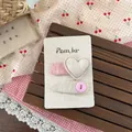 Détail de pinces à cheveux en tissu doux avec cœur rembourré et bouton sur carte - Pince Cœur Carré et Bouton Goutte