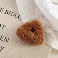 Détail de la pince à cheveux en peluche marron en forme d'oreilles de chat - Brun