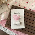 Detail von rosa Stoff-Herz-Haarspange mit weißen Blumen und creme Leinen-Schleife - Herzblume und Schleifenclip