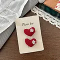 Dettaglio dei fermagli per capelli a cuore in tessuto rosso fatti a mano con pizzo - Fermaglio per Capelli con Fiore a Cuore Rosso