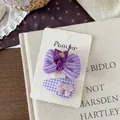 Detail von lila Strickschleife und karierten Haarspangen für Kinder auf Karte - Garnschleife Gingham Wassertropfen-Clip