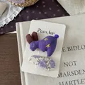 Detail von lila Hasen- und Blumen-Stoff-Haarclip-Set auf weißer Displaykarte - 3D Hasen Wassertropfen-Druck-Clip
