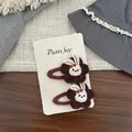 Detailansicht der braunen Fleece-Blume und der bestickten Kaninchenkopf-Haarspangen - Kaffee Blume Hase Haarklammer