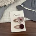 Dettaglio della clip per capelli a cuore ricamato e pompon di peluche stile vintage - Fermaglio per Capelli Cuore Pizzo e Pompon