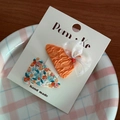 Set mit zwei handgefertigten Blumen-Haarspangen aus Stoff in Orange und Blau für Mädchen - Orangefarbene Serie