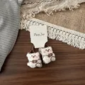 Paire de chouchous ours en peluche avec élastiques marrons sur carte de présentation - Élastique à Cheveux Ours Blanc Crème